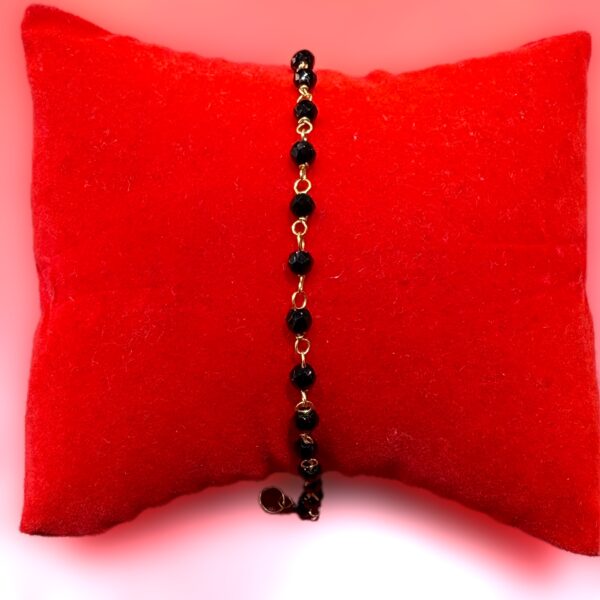 baby armband met zwarte kralen
