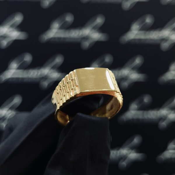 Cachet ring